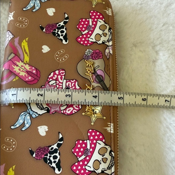 🩷☠️ BETSEY JOHNSON Western Cowboy Skull Print Zip Around Wristlet/Wallet🩷☠️NWT - Picture 6 of 11